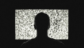 Os 12 filmes de terror da Netflix que os fãs mais sofrem assistindo