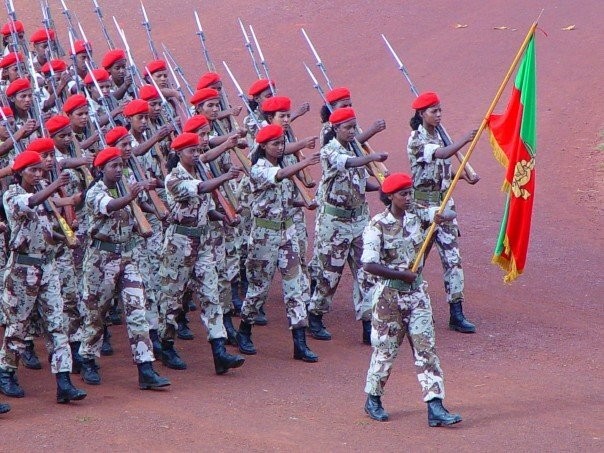 mulheres soldados carregam bandeira da eritreia
