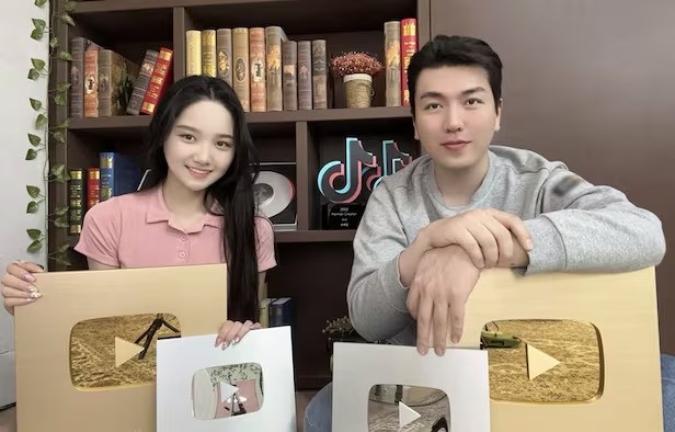 youtubers kimpro segurando as placas